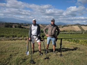 Vakantieaccommodatie Agriturismo en kleine camping Villa Bussola is een vakantieadres in een prachtige, rustige omgeving met gastvrije Nederlandse & Italiaanse eigenaren. Je logeert op de mini camping met je eigen tent, of in een comfortabele B&B kamer of in een self-catering vakantie appartement. De regio Le Marche, in midden Italië is een rustige uitnodigende streek met veel cultuur, mooie natuur, goede betaalbare restaurant, mooie stranden en adembenemende vergezichten. Kom en beleef al dit moois met een van onze arrangementen. Hier een foto van ons Metal Detecting Arrangement!