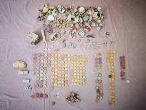 Vakantieaccommodatie Agriturismo en kleine camping Villa Bussola is een vakantieadres in een prachtige, rustige omgeving met gastvrije Nederlandse & Italiaanse eigenaren. Je logeert op de mini camping met je eigen tent, of in een comfortabele B&B kamer of in een self-catering vakantie appartement. De regio Le Marche, in midden Italië is een rustige uitnodigende streek met veel cultuur, mooie natuur, goede betaalbare restaurant, mooie stranden en adembenemende vergezichten. Kom en beleef al dit moois met een van onze arrangementen. Hier een foto van ons Metal Detecting Arrangement!