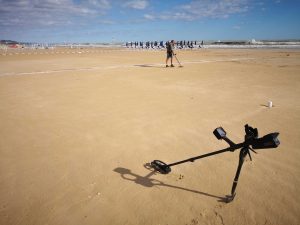 Vakantieaccommodatie Agriturismo en kleine camping Villa Bussola is een vakantieadres in een prachtige, rustige omgeving met gastvrije Nederlandse & Italiaanse eigenaren. Je logeert op de mini camping met je eigen tent, of in een comfortabele B&B kamer of in een self-catering vakantie appartement. De regio Le Marche, in midden Italië is een rustige uitnodigende streek met veel cultuur, mooie natuur, goede betaalbare restaurant, mooie stranden en adembenemende vergezichten. Kom en beleef al dit moois met een van onze arrangementen. Hier een foto van ons Metal Detecting Arrangement!